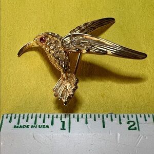 Elegant Gold Hummingbird 
Brooch